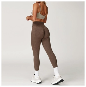 Detailansicht der nahtlosen High-Waist Yoga-Leggings mit Push-Up Effekt in Kaffeebraun