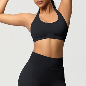 Détail de l'ensemble de sport noir sans couture avec soutien-gorge licou et legging