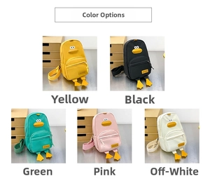 Dettaglio dei marsupi a forma di anatra 3D disponibili in cinque vivaci colori