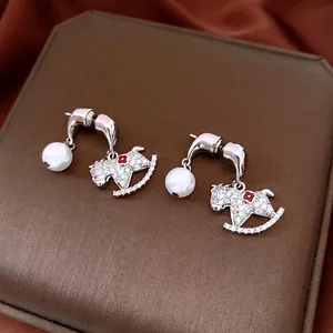Boucles d'oreilles cheval à bascule plaquées or avec cristaux pavés et perles blanches