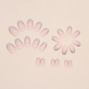 Faux ongles ovales rose pâle avec pointes French pailletées argentées pour femmes