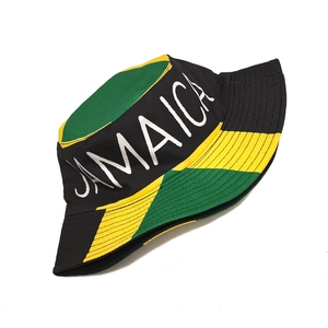 Détail du chapeau bob Jamaïque avec couleurs du drapeau, lettrage et texture en coton