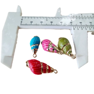 Vergoldete Muschel- und Seesternanhänger mit Messschieber für DIY-Schmuck gemessen