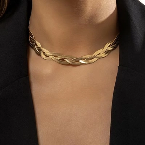 Nahaufnahme einer goldenen dreilagigen Blade-Chain-Halskette an einem Model
