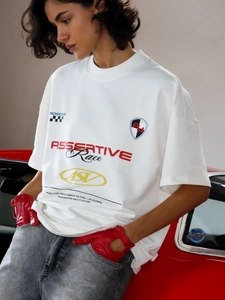 Λεπτομέρεια από λευκό oversized racing t-shirt με vintage αυτοκίνητο και τύπωμα γραμμάτων
