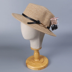 Chapeau de soleil fedora en paille tressée beige avec ruban noir et boucle dorée
