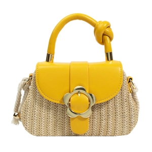 Sac à main élégant en paille d'été avec rabat en cuir jaune et boucle fleur dorée