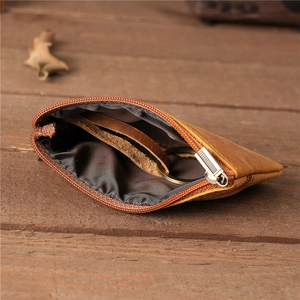 Porte-monnaie artisanal en cuir marron avec fermeture éclair et anneau de clé en métal