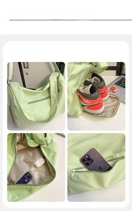 Vue macro du sac de sport vert montrant le compartiment à chaussures et les poches internes