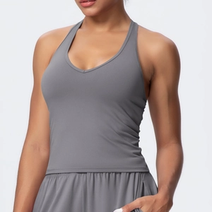 Dettaglio del design racerback e della morbida texture spazzolata del top yoga grigio