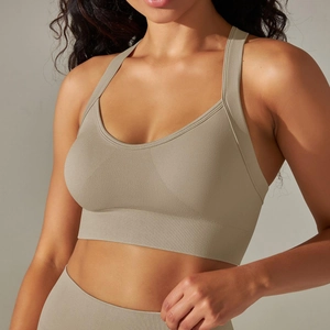 Détail de la brassière de sport sans couture vert kaki avec larges bretelles côtelées