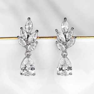 Makroaufnahme von Silber-Ohrhängern mit Zirkonia-Steinen in Marquise- und Tropfenschliff