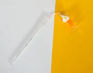 Detalle de bolígrafo de gel transparente con un colgante creativo de copa de helado