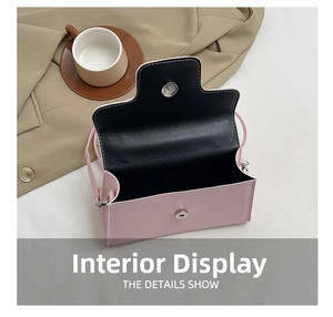 Détails de l'intérieur du sac rose avec fermoir magnétique et doublure noire douce