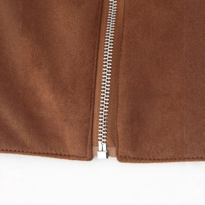 Veste en daim marron avec fermeture éclair argentée et col rabattu élégant