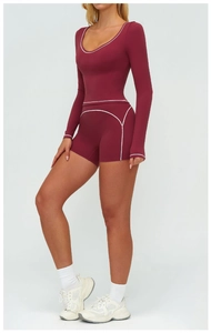 Détails de l'ensemble de yoga bordeaux avec surpiqûres blanches sur le haut et le short