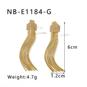 Dettaglio di orecchini a nappa placcati oro 18k con zirconi e lunghezza di 6 cm