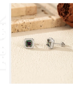 Dettaglio macro di orecchini halo quadrati in argento S925 con gemme colorate e micro-diamanti