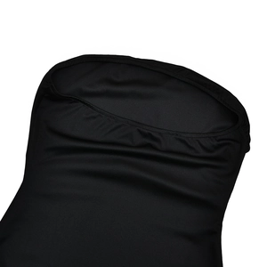 Gros plan sur le tissu élastique noir lisse et les coutures de l'ourlet de la robe bustier