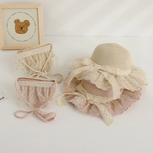 Vue détaillée d'un chapeau de paille et d'un sac assorti pour filles avec dentelle