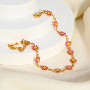 Dettaglio del bracciale in acciaio inossidabile 18K con margherite in smalto rosa e giallo