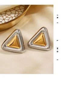 Gros plan de boucles d'oreilles triangles géométriques bicolores or et argent polies