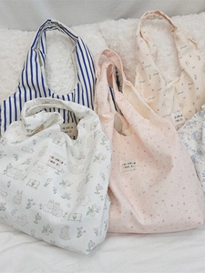 Lot de grands sacs cabas en toile à motifs floraux sur un fond en peluche blanc doux