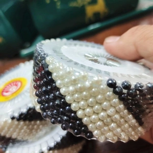 Alfileres de cabeza de perla de colores para coser en una caja de almacenamiento