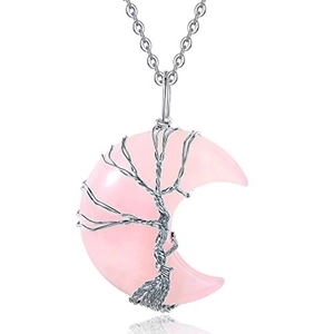 Détail du pendentif lune avec cristal rose et enroulement de l'arbre de vie