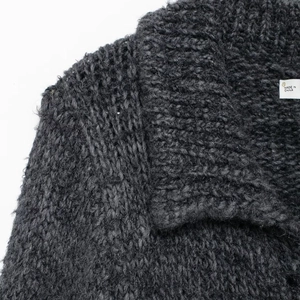 Gilet en maille gris foncé pour femme avec col à revers et texture épaisse en laine