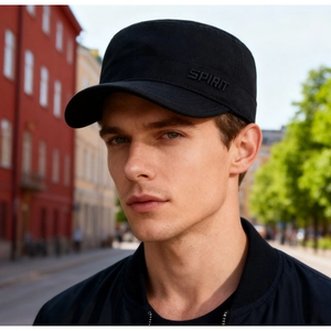 Dettaglio del berretto militare nero con ricamo SPIRIT da uomo, stile casual outdoor
