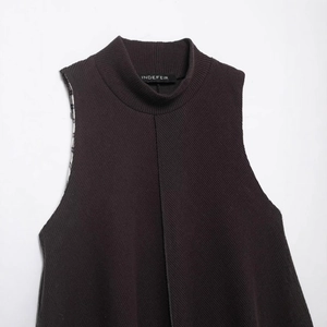 Haut en tricot sans manches à col roulé marron café avec texture côtelée verticale