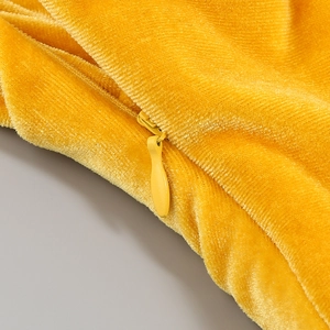 Vue détaillée de la texture du velours jaune et de la finition de la fermeture éclair invisible
