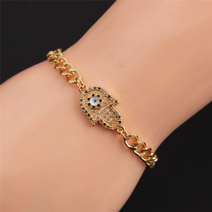 Gros plan d'un bracelet gourmette doré avec charms Evil Eye colorés porté au poignet