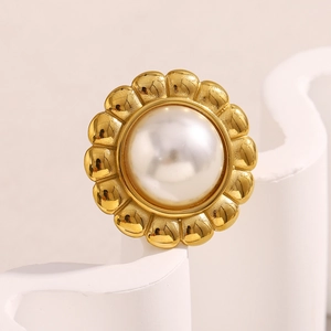 Detail of the 18K gold plated floral edge with a centered pearl on the vintage ring