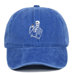 Broderie détaillée de crâne buvant du café sur casquette vintage en coton bleu délavé