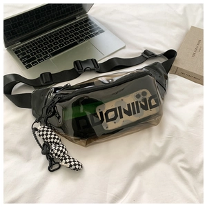 Détail du sac bandoulière en PVC noir transparent avec texte DUONING et breloque damier