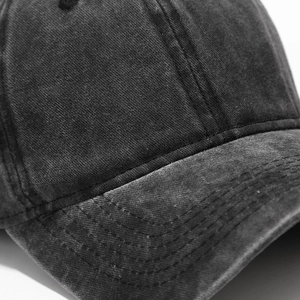 Detail der verstärkten Nähte an der vintage gewaschenen schwarzen Denim-Baseballkappe