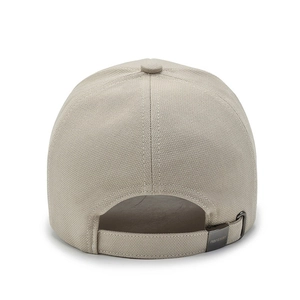 Vue arrière casquette de baseball beige avec boucle réglable et textile respirant