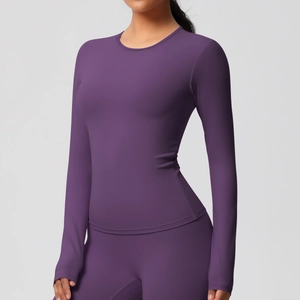 Détail du tissu brossé double face sur le haut de sport violet foncé et le legging assorti