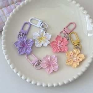 Set mit fünf bunten romantischen Kirschblüten-Schlüsselanhängern in Rosa, Gelb und Lila Blumen