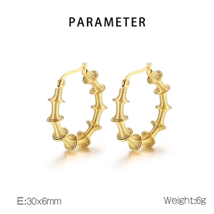 Detail of C-shaped hollow bamboo spring hoop earrings with 30x6mm size and 6g weight