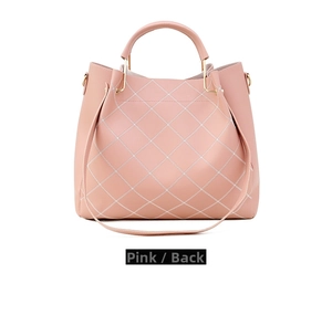 Vue détaillée du dos d'un sac à main rose clair avec surpiqûres en losanges blancs