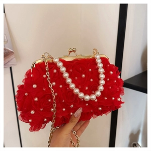 Détail du sac de soirée rose en dentelle rouge avec chaîne en perles et fermoir métal