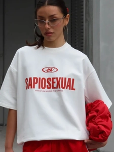 Λευκό βαμβακερό street style μπλουζάκι με λεπτομέρεια κόκκινου σλόγκαν Sapiosexual