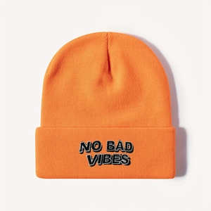 Bonnet en maille orange avec broderie No Bad Vibes pour un style décontracté moderne