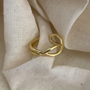 Minimalist 925 sterling silver crossover twist ring with elegant gold finish plating