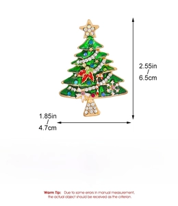 Vue macro de la broche sapin de Noël en émail vert avec strass et détails de taille