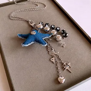 Collier perlé étoile Y2K bleu denim et argent avec pendentifs cœur et croix en métal