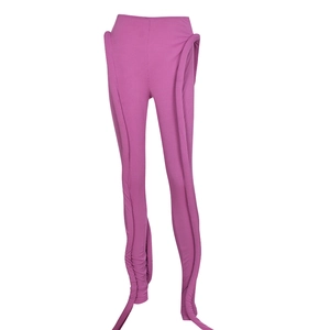 Detailansicht der lila gerippten Leggings mit kreativen seitlichen Dekorbändern